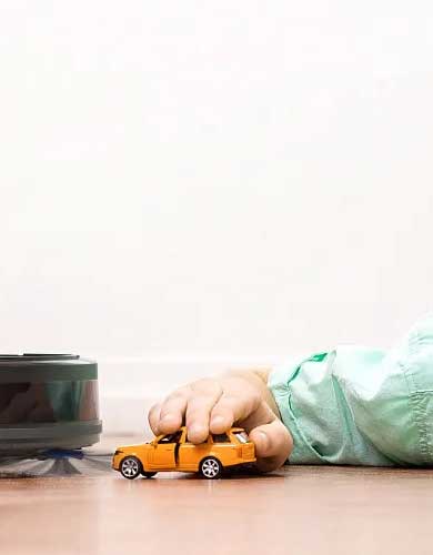 eufy Saugroboter mit einem Kind und Spielzeugauto