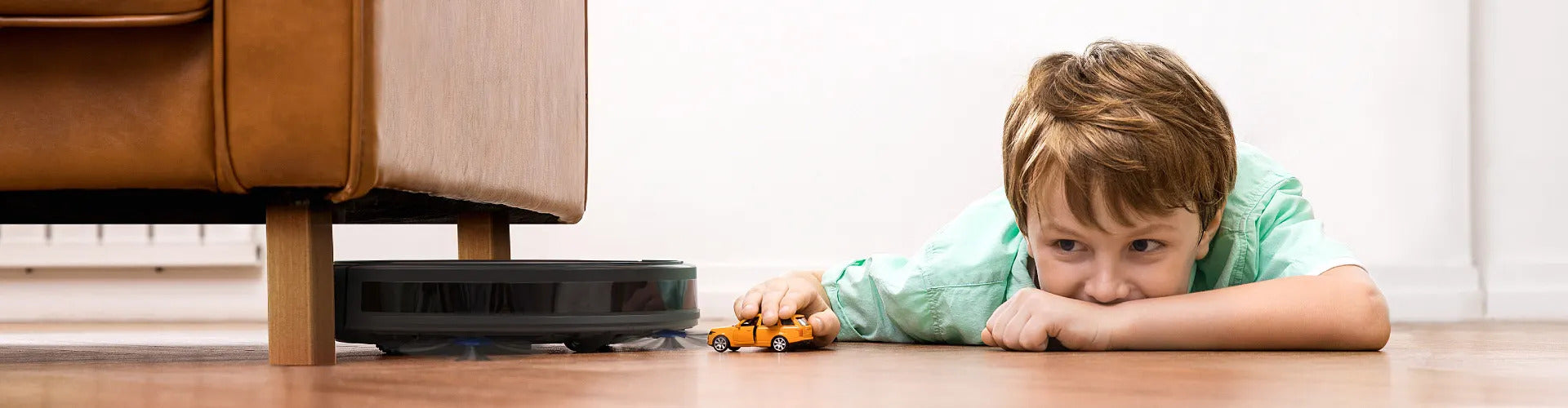 eufy Saugroboter mit Kind, das ein Spielzeugauto hält